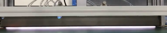 線(xiàn)性寬幅等離子清洗機(jī)放電照片